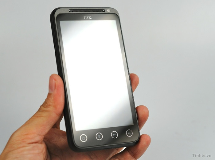 Các nội dung 3D có thể được chia sẻ không dây sang màn hình TV có công nghệ DLNA hoặc thông qua đầu chuyển cáp micro-USB sang HDMI do máy không có sẵn cổng kết nối này. Trong máy cũng được cài sẵn một số phần mềm Việt như Phong Thủy Vạn Sự Lành, Từ điển Anh - Việt - Hoa và phần mềm Gieo Quẻ.