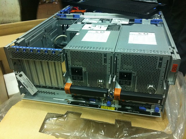 IBM x3850x5 nhìn sát mặt sau IBM x3850x5 nhìn sát mặt sau