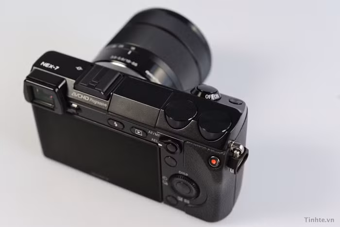 Nhìn từ trên xuống NEX 7 các bạn thấy các đường nét sắc cạnh, vuông rất mạnh mẽ Nhìn từ trên xuống NEX 7 các bạn thấy các đường nét sắc cạnh, vuông rất mạnh mẽ