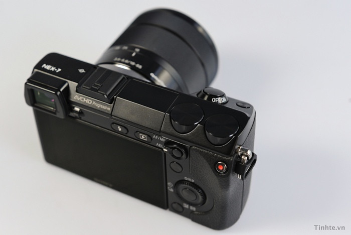 Nhìn từ trên xuống NEX 7 các bạn thấy các đường nét sắc cạnh, vuông rất mạnh mẽ Nhìn từ trên xuống NEX 7 các bạn thấy các đường nét sắc cạnh, vuông rất mạnh mẽ