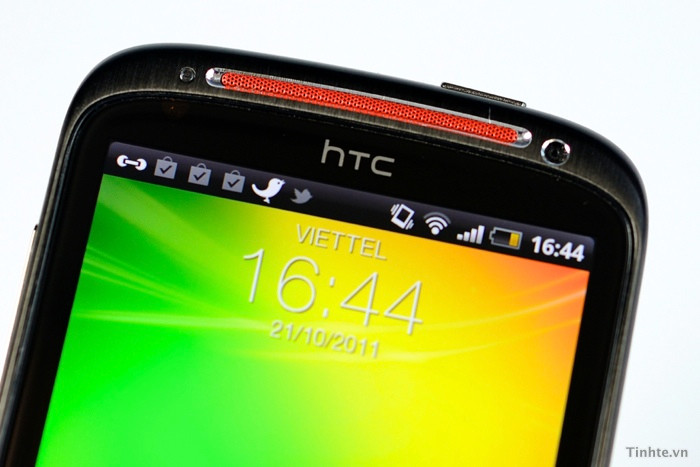 Màng loa đỏ trên nền bóng kim loại và màu đen kim loại làm cho ta suy nghĩ đến cái gì đó rất là máy móc, công nghiệp nóng càng mạnh hơn vì những lỗ loa li ti cùng với các đường cắt kim loại chính xác cao ở cái khu vực màng loa đó. Màng loa đỏ trên nền bóng kim loại và màu đen kim loại làm cho ta suy nghĩ đến cái gì đó rất là máy móc, công nghiệp nóng càng mạnh hơn vì những lỗ loa li ti cùng với các đường cắt kim loại chính xác cao ở cái khu vực màng loa đó.