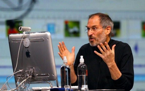 1996: Apple mua lại NeXT với giá 429 triệu USD và sử dụng công nghệ của Jobs để xây dựng thế hệ phần mềm kế tiếp của hãng. 1997: Jobs chính thức trở lại Apple với cương vị giám đốc điều hành tạm quyền. 1998: iMac được cho ra mắt, mở màn những thành công của Apple trong tương lai. 2001: Chiếc iPod đầu tiên được đưa ra thị trường vào tháng 10 và đem lại thành công ngoài sức tưởng tượng. 2003: Thư viện âm nhạc trực tuyến iTunes chính thức trình làng vào tháng 4/2003.