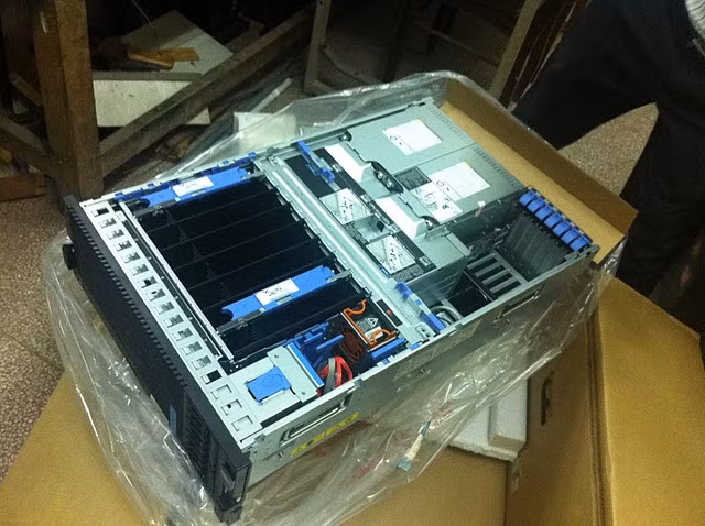 IBM x3850x5 nhìn tổng thể từ trên xuống các góc