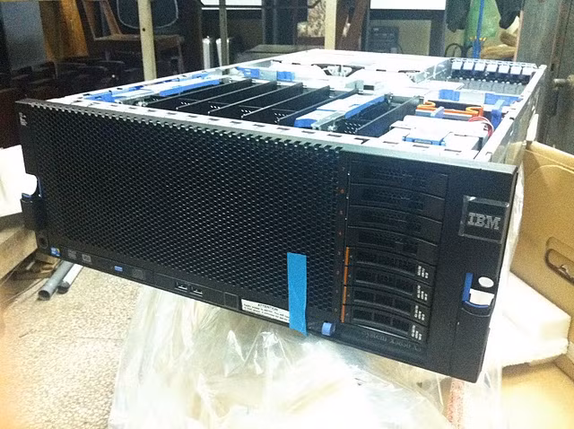 Các thông số cấu hình chính của dòng máy chụp trong bài viết này là: x3850 X5, 2xXeon 4C E7520 95W 1.86GHz/18MB, SR BR10i, 2x1975W p/s, Rack; 32GB (8x4GB, Quad Rankx8) PC3-8500 CL7 ECC DDR3 1066MHz LP RDIMM; 04 x IBM 500GB 2.5in SFF Slim-HS 7.2K 6Gbps NL SAS ; 01 x IBM 50 GB 2.5in Slim-HS SATA SSD; 01 x IBM UltraSlim Enhanced SATA Multi-Burner.