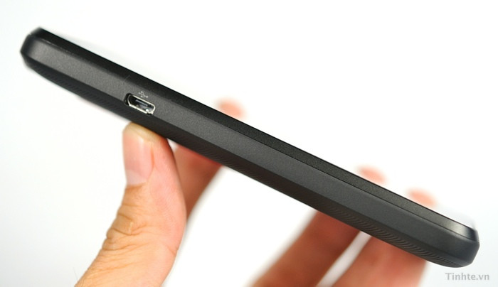 Cạnh trái MicroUSB, tiếc là không có cổng HDMI.