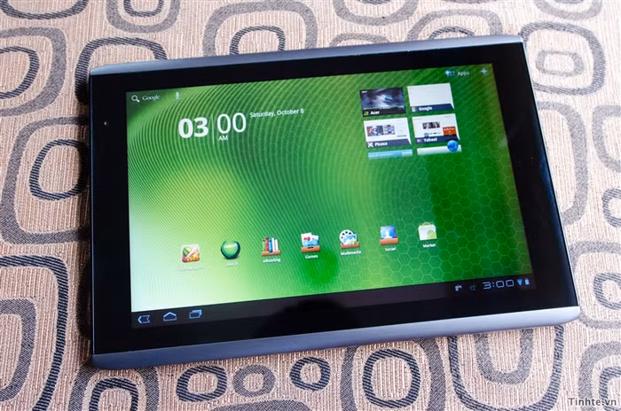 Máy được trang bị màn hình cảm ứng 10,1", độ phân giải 1280x800, hệ điều hành Android 3.2 và sử dụng bộ vi xử lý Tegra 2 lõi kép tốc độ 1GHz. Vỏ máy được làm bằng nhôm khá chắc chắn và có 2 camera để thực hiện cuộc gọi video.