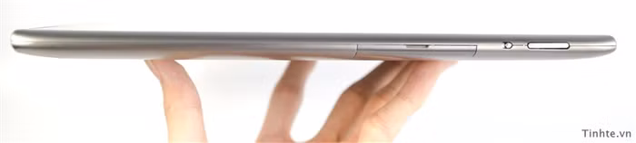 Cạnh trên có khe cắm SIM, thẻ nhớ, nút khóa xoay màn hình và 2 nút chỉnh âm lượng dính liền