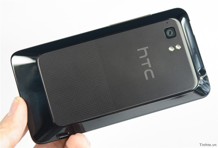 Mặt sau thật sự ấn tượng với thiết kế vát 4 cạnh hướng vào trong Mặt sau thật sự ấn tượng với thiết kế vát 4 cạnh hướng vào trong