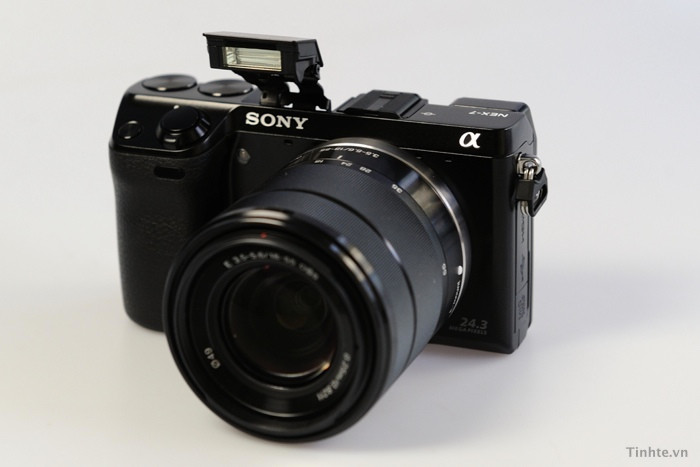 Ngoài rám còn tích hợp một đèn pop up rất hay, nằm ẩn dưới sườn máy. Ngoài rám còn tích hợp một đèn pop up rất hay, nằm ẩn dưới sườn máy.