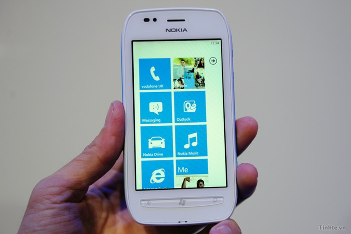 Nokia đã rất thực tế khi xác định gía của Lumia 710 ở khúc này, một cái giá mà rất nhiều người trong chúng ta bỏ ra khi muốn mua một chiếc điện thoại thông minh. Lumia 710 cũng được thiết kế và sản xuất với suy nghĩ là một chiếc điện thoại trẻ trung hơn, đơn giản hơn và cũng ít nghiêm trọng hơn. Nokia đã rất thực tế khi xác định gía của Lumia 710 ở khúc này, một cái giá mà rất nhiều người trong chúng ta bỏ ra khi muốn mua một chiếc điện thoại thông minh. Lumia 710 cũng được thiết kế và sản xuất với suy nghĩ là một chiếc điện thoại trẻ trung hơn, đơn giản hơn và cũng ít nghiêm trọng hơn.