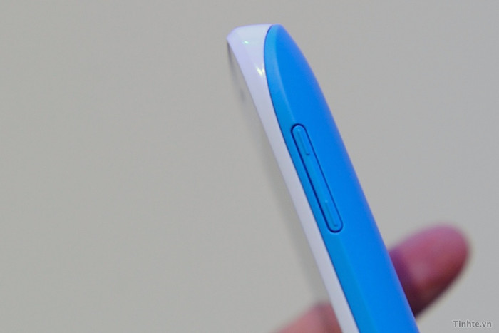 Ở Việt Nam chúng ta có thể dùng SIM lớn sau đó cắt ra để bỏ vào Lumia 710 hoặc sau này nhà mạng sẽ bán ra MicroSIM. Ở Việt Nam chúng ta có thể dùng SIM lớn sau đó cắt ra để bỏ vào Lumia 710 hoặc sau này nhà mạng sẽ bán ra MicroSIM.