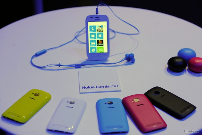 Lumia 710 với nhiều màu sắc trẻ trung, và dễ dàng đổi vỏ để thay màu. Máy có pin rời, không có khe thẻ nhớ và bộ nhớ trong là 8GB. Máy cũng dùng MicroSIM thay vì sim lớn bình thường. Hệ điều hành trên Lumia 710 là Windows Phone 7.5 Mango. Lumia 710 với nhiều màu sắc trẻ trung, và dễ dàng đổi vỏ để thay màu. Máy có pin rời, không có khe thẻ nhớ và bộ nhớ trong là 8GB. Máy cũng dùng MicroSIM thay vì sim lớn bình thường. Hệ điều hành trên Lumia 710 là Windows Phone 7.5 Mango.