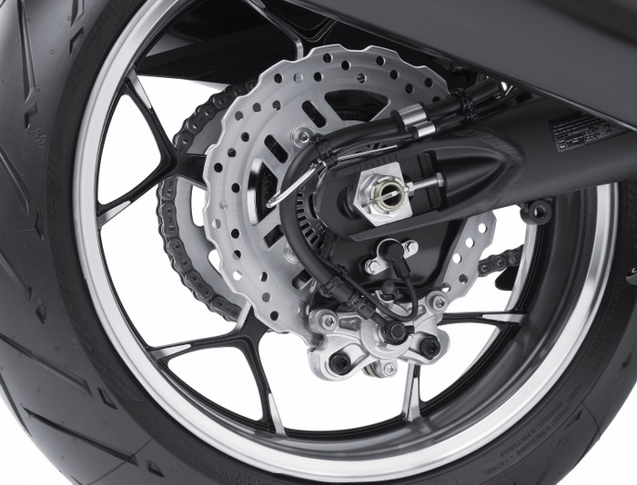 Bên cạnh đó, phanh, ống xả Yoshimura cũng được làm mới và hệ thống phun nhiên liệu được nâng cấp để xe có lượng khí thải thấp hơn những phiên bản trước đó. Bên cạnh đó, phanh, ống xả Yoshimura cũng được làm mới và hệ thống phun nhiên liệu được nâng cấp để xe có lượng khí thải thấp hơn những phiên bản trước đó.