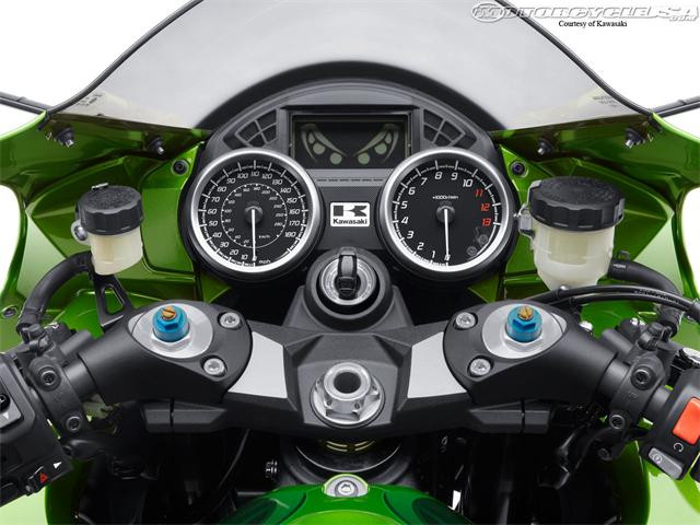 Và bây giờ, Kawasaki tỏ ra không hề kém cạnh khi tung ra 2012 Ninja ZZR1400 (ZX-14R) với những nâng cấp đáng kể và động cơ được làm mới để nó có thể dễ dàng đạt tốc độ tối đa kinh hoàng, khoảng 320km/h. Và bây giờ, Kawasaki tỏ ra không hề kém cạnh khi tung ra 2012 Ninja ZZR1400 (ZX-14R) với những nâng cấp đáng kể và động cơ được làm mới để nó có thể dễ dàng đạt tốc độ tối đa kinh hoàng, khoảng 320km/h.