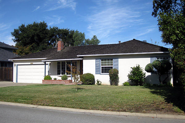 Ngôi nhà nơi Steve Jobs lớn lên. Steve Jobs sinh ngày 24/2/1955 tại San Francisco và được vợ chồng ông Paul và Clara Jobs nhận nuôi, do cha mẹ đẻ của ông, Abdulfattah Jandali và Joanne Simspson khi ấy chưa kết hôn và vẫn còn là sinh viên.