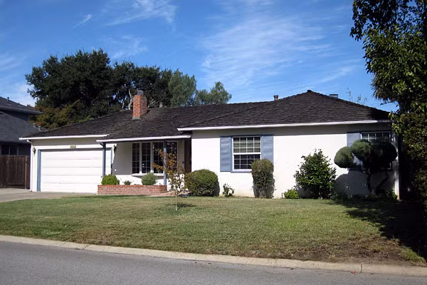 Ngôi nhà nơi Steve Jobs lớn lên. Steve Jobs sinh ngày 24/2/1955 tại San Francisco và được vợ chồng ông Paul và Clara Jobs nhận nuôi, do cha mẹ đẻ của ông, Abdulfattah Jandali và Joanne Simspson khi ấy chưa kết hôn và vẫn còn là sinh viên.