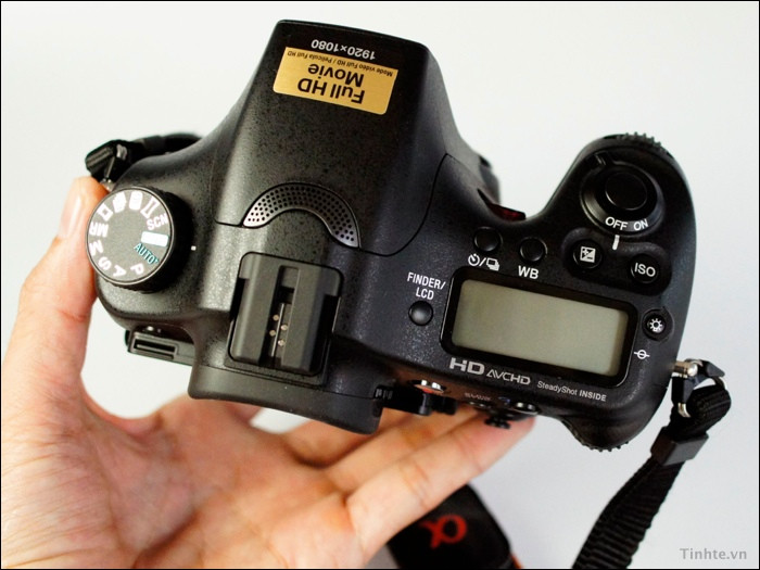 Màn hình LCD phụ rộng rãi hơn so với chiếc DSLR-A900, các nút điều khiển tiện lợi.. Thân máy Alpha A77 được làm bằng hợp kim ma-giê, một yếu tố cần có cho dòng máy semi-pro. Thực tế khi cầm trên tay, bạn sẽ hơi khó phát hiện ra phần kim loại ở vỏ máy nếu như không mang vào phòng lạnh khoảng 18 - 22 độ. Sony kết hợp bọc thêm bên ngoài vỏ ma-giê lớp nhựa và da thuộc tại một số vị trí cần kê tay. Nhờ chất liệu nhựa mà máy có khả năng chống ẩm mốc tốt. Màn hình LCD phụ rộng rãi hơn so với chiếc DSLR-A900, các nút điều khiển tiện lợi.. Thân máy Alpha A77 được làm bằng hợp kim ma-giê, một yếu tố cần có cho dòng máy semi-pro. Thực tế khi cầm trên tay, bạn sẽ hơi khó phát hiện ra phần kim loại ở vỏ máy nếu như không mang vào phòng lạnh khoảng 18 - 22 độ. Sony kết hợp bọc thêm bên ngoài vỏ ma-giê lớp nhựa và da thuộc tại một số vị trí cần kê tay. Nhờ chất liệu nhựa mà máy có khả năng chống ẩm mốc tốt.