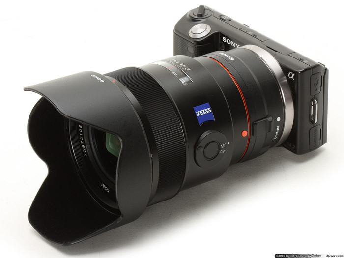 Sony NEX-5N Thiết kế của NEX khiến cho có người so sánh sử dụng máy NEX như lắp một chiếc ống kính khổng lồ vào iPhone. Sony NEX-5N cũng có thiết kế như 2 máy đời trước là NEX-3 và NEX-5 với một vài thay đổi như thân máy làm hoàn toàn bằng hợp kim ma-giê và được trang bị màn hình cảm ứng. Máy có cảm biến ảnh 16-megapixel. NEX-5N cũng hỗ trợ ống ngắm điện tử OLED và một loạt các loại ống kính của Sony. Máy cho chất lượng ảnh đẹp nhưng có một nhược điểm nhỏ khi quay video là chất lượng hình ảnh có khả năng bị nhiễu do mô-tơ tự động bắt nét. Có thể Sony sẽ giải quyết vấn đề này qua bản cập nhật phần mềm hệ thống của máy. Giá: 14,5 triệu đồng (700 USD) Sony NEX-5N Thiết kế của NEX khiến cho có người so sánh sử dụng máy NEX như lắp một chiếc ống kính khổng lồ vào iPhone. Sony NEX-5N cũng có thiết kế như 2 máy đời trước là NEX-3 và NEX-5 với một vài thay đổi như thân máy làm hoàn toàn bằng hợp kim ma-giê và được trang bị màn hình cảm ứng. Máy có cảm biến ảnh 16-megapixel. NEX-5N cũng hỗ trợ ống ngắm điện tử OLED và một loạt các loại ống kính của Sony. Máy cho chất lượng ảnh đẹp nhưng có một nhược điểm nhỏ khi quay video là chất lượng hình ảnh có khả năng bị nhiễu do mô-tơ tự động bắt nét. Có thể Sony sẽ giải quyết vấn đề này qua bản cập nhật phần mềm hệ thống của máy. Giá: 14,5 triệu đồng (700 USD)