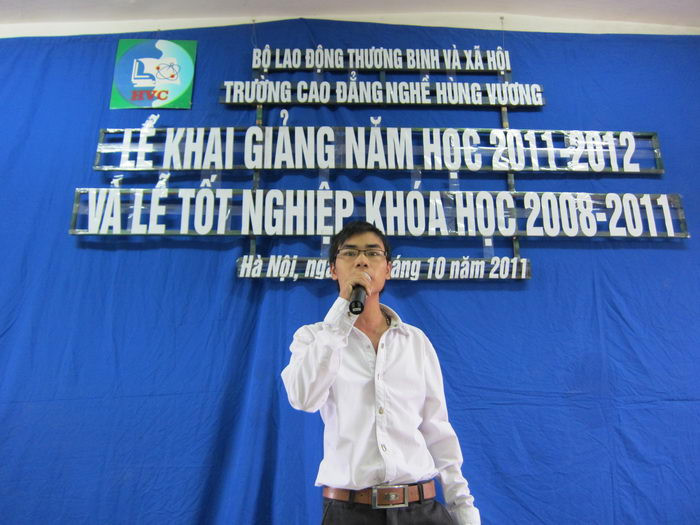 Chương trình được bắt đầu bằng các tiết mục văn nghệ của các em sinh viên Chương trình được bắt đầu bằng các tiết mục văn nghệ của các em sinh viên