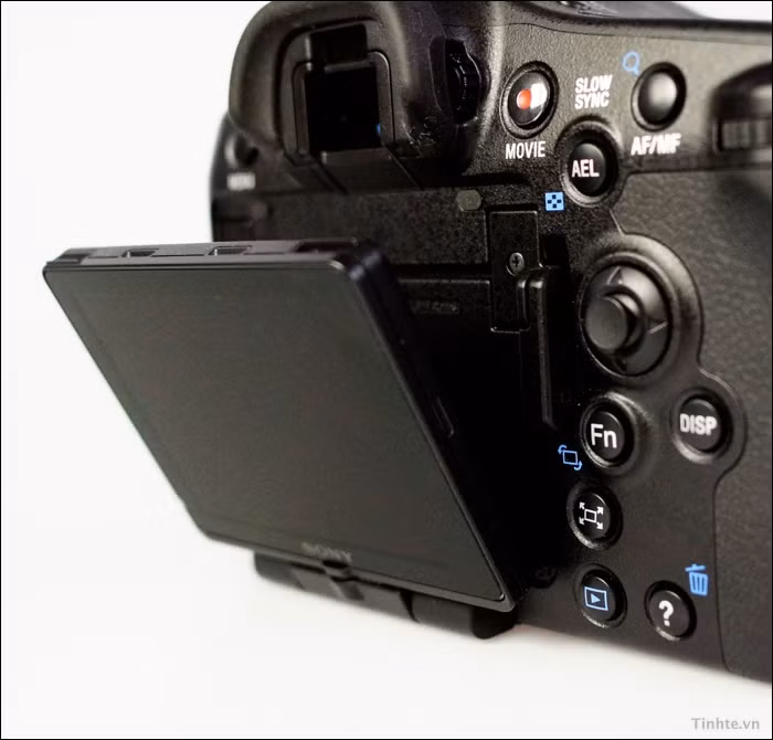 Màn hình LCD với khớp nối đầu tiên, nâng phần mép trên của màn hình này lên bạn sẽ thấy phần khớp chính.. Alpha A77 sở hữu một thiết kế màn hình LCD cực kỳ độc đáo. Nếu phân tích kỹ bạn sẽ thấy màn hình này cực kỳ hữu ích. Đầu tiên là khớp xoay giống như chiếc Alpha A65/A55/A33, nhưng phần khớp xoay trung tâm đó có thể được nâng lên cao và che đi kính ngắm EVF. Lúc này người dùng có thể xoay màn hình và tự chụp chân dung cho chính mình. Có thể bạn nghĩ rằng kết cấu của hệ thống LCD này rườm rà, tuy nhiên khi phân tích kỹ thì kiểu thiết kế này sẽ giúp bạn theo dõi được màn hình LCD dễ dàng hơn, bởi các dòng máy như Canon 600D/60D được thiết kế khớp nối xoay từ bên trái (theo hướng nhìn đối diện vào mặt lưng của máy). Khi xoay ra có thể khiến các dây kết nối bên hông trái che khuất màn hình LCD.