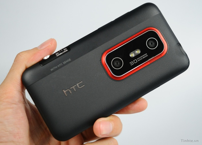 Mặt sau nổi bật với vòng đỏ và một mặt phẳng được cắt rất nhiều bởi rất nhiều chi tiết nhấn khác nhau