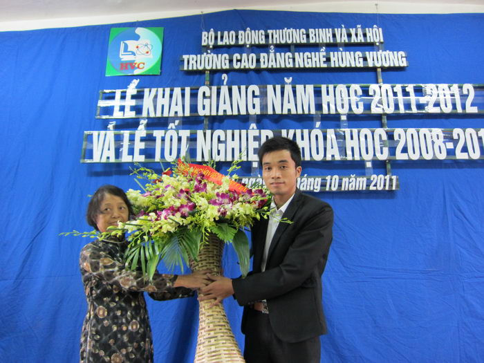 Đại diện các khoa, lớp tặng hoa chúc mừng cô Hiệu trưởng Đại diện các khoa, lớp tặng hoa chúc mừng cô Hiệu trưởng