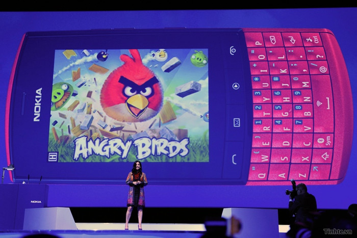 Nhìn mặt trước của Asha 303 với mặt kính phẳng, đen chiếm phần lớn diện tích mặt trước cùng với bàn phím QWERTY hơi thụt xuống so với mặt kính tạo cho nó một vẻ đẹp hiện đại. Nhìn mặt trước của Asha 303 với mặt kính phẳng, đen chiếm phần lớn diện tích mặt trước cùng với bàn phím QWERTY hơi thụt xuống so với mặt kính tạo cho nó một vẻ đẹp hiện đại.