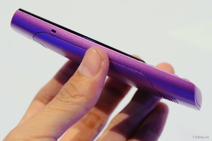 Phần hông và lưng thì cong cong bầu bầu giống như là chiếc Nokia X2-01 với nắp in bằng kim loại. Máy bầu và cầm rất chắc tay. Tuy được bán đắt hơn so với Asha 200 và 201 nhưng 303 này so với những chiếc điện thoại có khả năng kết nối cao trên thị trường thì vẫn rẻ. Nokia dự định bán Asha 303 với giá 115 euro, là khoảng 3,5 triệu đồng Việt Nam. Phần hông và lưng thì cong cong bầu bầu giống như là chiếc Nokia X2-01 với nắp in bằng kim loại. Máy bầu và cầm rất chắc tay. Tuy được bán đắt hơn so với Asha 200 và 201 nhưng 303 này so với những chiếc điện thoại có khả năng kết nối cao trên thị trường thì vẫn rẻ. Nokia dự định bán Asha 303 với giá 115 euro, là khoảng 3,5 triệu đồng Việt Nam.