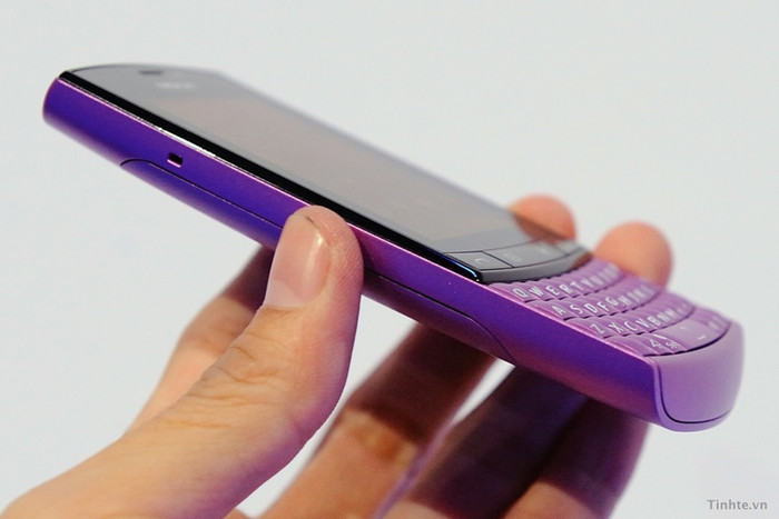 Máy bầu và cầm rất chắc tay. Bàn phím trên Asha 303 có thể làm bạn liên tưởng lại bàn phím của chiếc E61i ngày nào với các phim vuông vuông. Máy có camera 3.2Mp, loa ngoài lớn và các phím chức năng có thể tuỳ biến ngay giữa mặt trên của máy, rất dễ truy cập. Máy bầu và cầm rất chắc tay. Bàn phím trên Asha 303 có thể làm bạn liên tưởng lại bàn phím của chiếc E61i ngày nào với các phim vuông vuông. Máy có camera 3.2Mp, loa ngoài lớn và các phím chức năng có thể tuỳ biến ngay giữa mặt trên của máy, rất dễ truy cập.