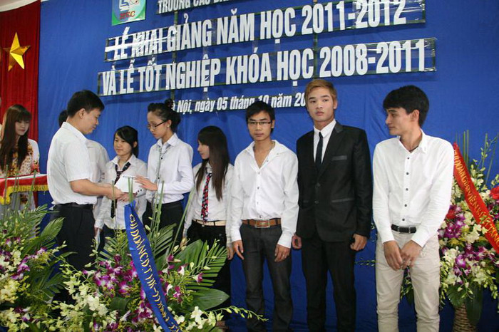 Nhà báo Nguyễn Tiến Bình - Tổng Biên tập Báo điện tử GDVN thay mặt Trường Quốc tế Việt Anh trao tặng học bổng tới các em tân sinh viên Nhà báo Nguyễn Tiến Bình - Tổng Biên tập Báo điện tử GDVN thay mặt Trường Quốc tế Việt Anh trao tặng học bổng tới các em tân sinh viên