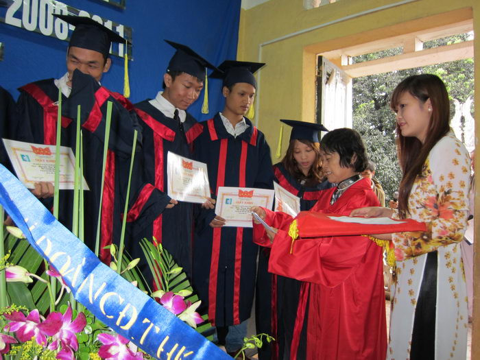 Cô Hiệu trưởng thay mặt Ban Giám hiệu trao tặng Bằng khen và Chứng nhận tốt nghiệp cho các sinh viên khóa 2008 - 2011 Cô Hiệu trưởng thay mặt Ban Giám hiệu trao tặng Bằng khen và Chứng nhận tốt nghiệp cho các sinh viên khóa 2008 - 2011