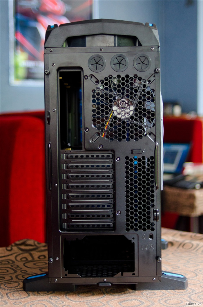 Mặt sau thùng máy