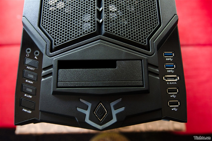 Toàn bộ cụm điều khiển được đưa lên trên đỉnh case, chính giữa là nút nguồn, bên trái là 2 cổng âm thanh, micro, nút Reset, 2 nút chỉnh tốc độ quạt và nút chỉnh màu sắc của đèn từ quạt Colorshift. Bên phải là 2 cổng USB 3.0, E-SATA và USB 2.0