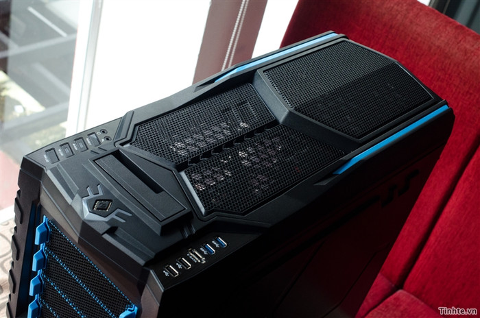 Mặt trên cũng là lưới tản nhiệt, lưới này có thể tháo ra, bên dưới tấm lưới là 2 quạt Colorshift 200 mm