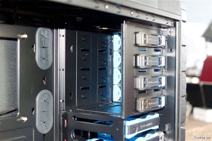 Khu vực chứa 4 ổ quang 5,25"