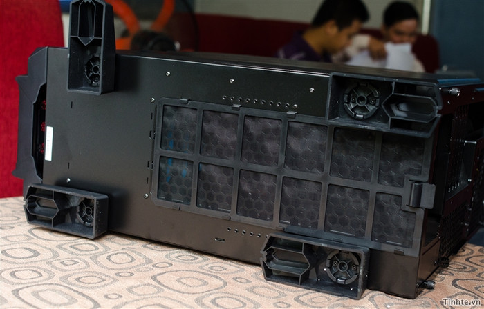 Cận cảnh mặt dưới của case