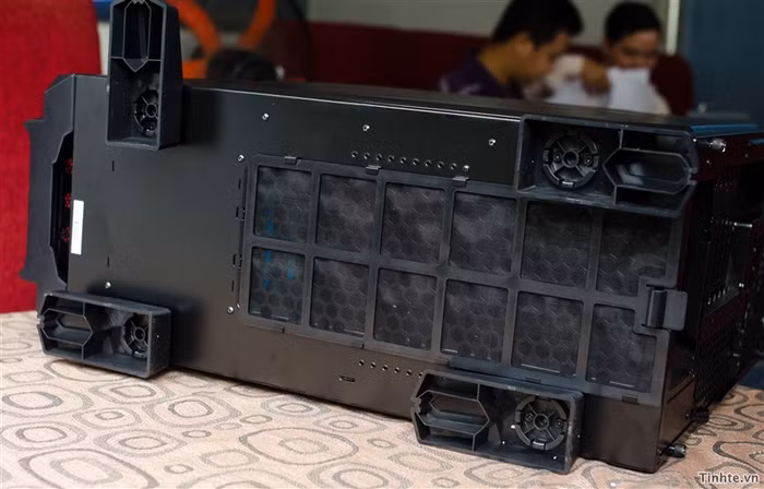 Cận cảnh mặt dưới của case