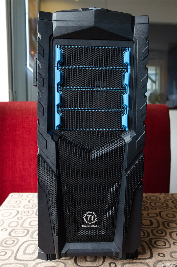 Mặt trước của Chaser MK-I không có bất cứ cụm điều khiển nào, thay vào đó, toàn bộ các thành phần điều khiển như nút nguồn, cổng USB 3.0, E-SATA, Headphone, Microphone... đều được đưa lên phía trên đỉnh.