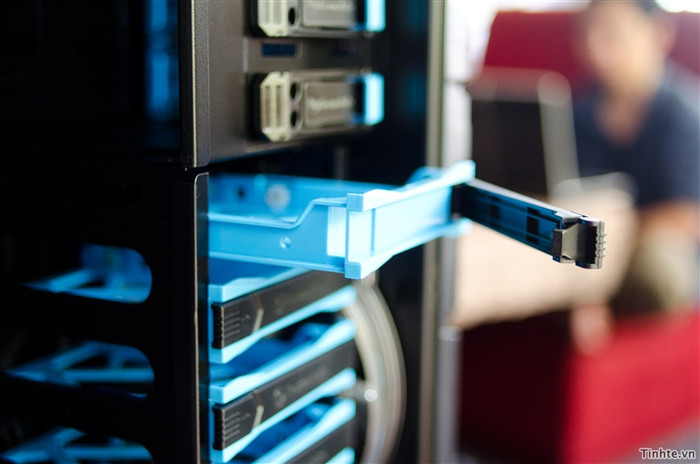 Có thể kéo ra dễ dàng để lắp ổ cứng vào