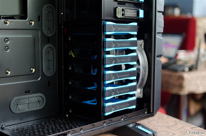 Khu vực đặt 6 ổ cứng 2,5" hoặc 3,5"