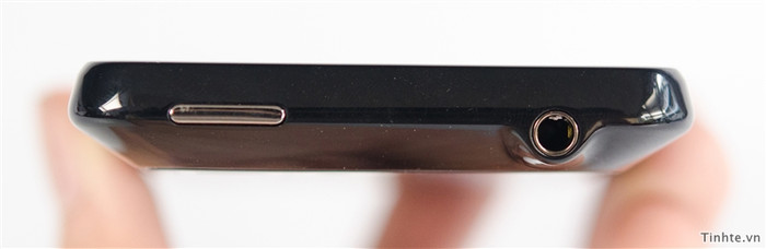 Cạnh trên có phím nguồn và cổng tai nghe 3,5mm Cạnh trên có phím nguồn và cổng tai nghe 3,5mm