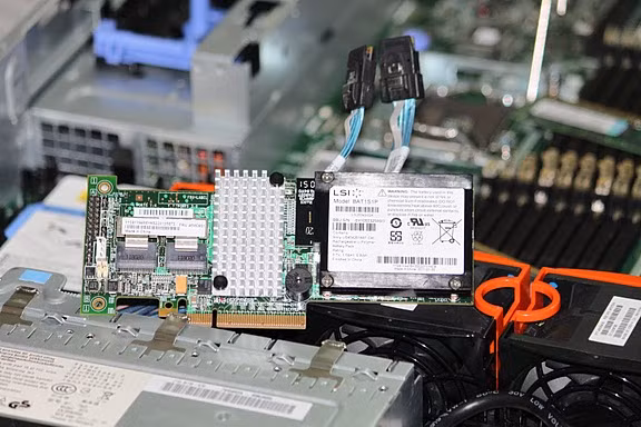 Cạc điều khiển ổ cứng - ServeRAID M5015 SAS/SATA Controller Cạc điều khiển ổ cứng (RAID controller): Sử dụng được với dòng x3650M3. Chuẩn có tốc độ kết nối 6 Gbps đến HDD, hỗ trợ các mức RAID chuẩn theo máy 0, 1, 10 hoặc khả năng nâng cấp mở rộng ở các mức 0, 1, 10, 5, 50, 6, 60 với 256 MB hoặc 512 MB bộ nhớ đệm giúp tốc độ đọc ghi dữ liệu vào ổ cứng nhanh hơn và giúp độ an toàn cho dữ liệu thực sự làm doanh nghiệp yên tâm.