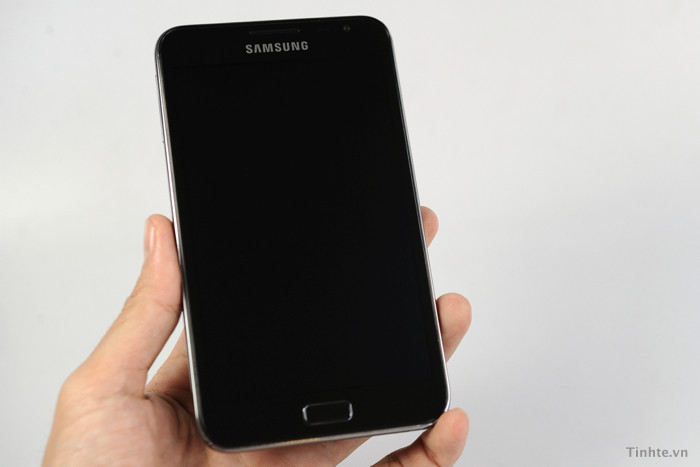 Ngoài ra, cây bút S Pen mà Samsung tích hợp sẵn rất khó để lấy ra, người dùng buộc phải có móng tay hoặc tháo nắp lưng ra thì mới thực hiện được hành động này. Có một điểm cần lưu ý nữa là nút nguồn trên Galaxy Note được đặt đối xứng với 2 phím tăng giảm âm lượng, có thể bạn sẽ vô tính khóa màn hình khi đang điều chỉnh volume. Ngoài ra, cây bút S Pen mà Samsung tích hợp sẵn rất khó để lấy ra, người dùng buộc phải có móng tay hoặc tháo nắp lưng ra thì mới thực hiện được hành động này. Có một điểm cần lưu ý nữa là nút nguồn trên Galaxy Note được đặt đối xứng với 2 phím tăng giảm âm lượng, có thể bạn sẽ vô tính khóa màn hình khi đang điều chỉnh volume.