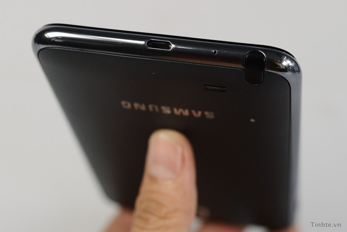 Sử dụng S Note, bạn có thể tạo các chi tiết nhỏ hay nét bút lớn tùy thích chỉ bằng vài lần tương tác. Hơn thế nữa, S Note còn hỗ trợ nhận dạng chữ viết sau khi bạn đã thao tác xong chứ không phải nhận dạng trực tiếp như 1 số sản phẩm khác yêu cầu. S Planner thực ra chính là lịch nhưng được Samsung bổ sung thêm 1 số tính năng mới như cảm ứng đa điểm hay kéo thả, ghi chú các mục lịch. Khi sử dụng cây bút kèm theo, bạn không nhất thiết phải dùng đến 2 phím Menu và Back trên Note mà ta chỉ cần nhấn vào nút nhỏ trên bút, kéo từ phải sang trái là máy sẽ quay trở lại và quét từ dưới lên trên sẽ tương đương với nút Menu. Sử dụng S Note, bạn có thể tạo các chi tiết nhỏ hay nét bút lớn tùy thích chỉ bằng vài lần tương tác. Hơn thế nữa, S Note còn hỗ trợ nhận dạng chữ viết sau khi bạn đã thao tác xong chứ không phải nhận dạng trực tiếp như 1 số sản phẩm khác yêu cầu. S Planner thực ra chính là lịch nhưng được Samsung bổ sung thêm 1 số tính năng mới như cảm ứng đa điểm hay kéo thả, ghi chú các mục lịch. Khi sử dụng cây bút kèm theo, bạn không nhất thiết phải dùng đến 2 phím Menu và Back trên Note mà ta chỉ cần nhấn vào nút nhỏ trên bút, kéo từ phải sang trái là máy sẽ quay trở lại và quét từ dưới lên trên sẽ tương đương với nút Menu.