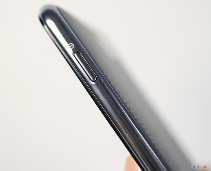 Phím nguồn đối xứng với 2 phím tăng giảm âm lượng Phím nguồn đối xứng với 2 phím tăng giảm âm lượng