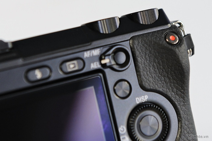 Nút quay phim nằm trên gờ cao phía sau của miếng cao su. Chỗ này chúng ta để ngón cái vào và ngay đầy ngón cái là nút quay phim. Nút quay phim nằm trên gờ cao phía sau của miếng cao su. Chỗ này chúng ta để ngón cái vào và ngay đầy ngón cái là nút quay phim.