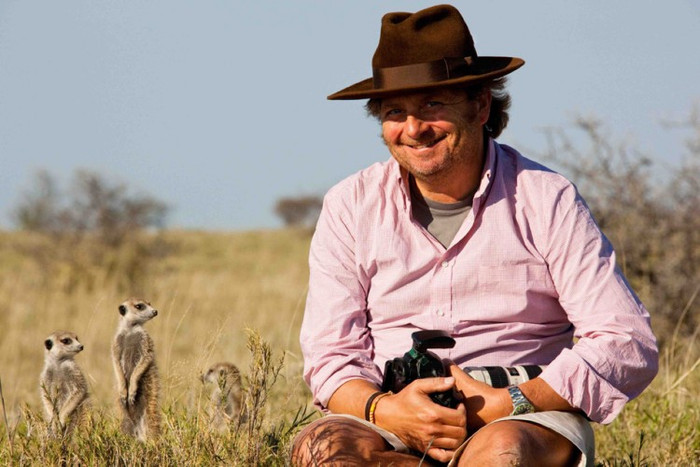 Michael Poliza là một người đa tài, khi còn là một thiếu niên, ông là một diễn viên xuất sắc, đã xuất hiện trên 100 lần trong các bộ phim và các chương trình truyền hình của Đức bấy giờ. Lớn lên, vào thời sinh viên, ông học và nghiên cứu các công nghệ kỹ thuật số ở Mỹ, sau đó ông trở về Đức và mở một công ty kinh doanh ấn tượng về lĩnh vực IT. Vào năm 1997, ông bắt đầu nạn nghiên cứu về máy ảnh kỹ thuật số, ông và các người bạn đã đi khắp nơi trên trái đất để chụp ảnh động vật hoang dã. Sau chuyến đi đó, ông xuất bản cuốn sách ảnh về cuộc hành trình và nó đã trở thành best seller với hơn 50.000 được in ra. Michael Poliza là một người đa tài, khi còn là một thiếu niên, ông là một diễn viên xuất sắc, đã xuất hiện trên 100 lần trong các bộ phim và các chương trình truyền hình của Đức bấy giờ. Lớn lên, vào thời sinh viên, ông học và nghiên cứu các công nghệ kỹ thuật số ở Mỹ, sau đó ông trở về Đức và mở một công ty kinh doanh ấn tượng về lĩnh vực IT. Vào năm 1997, ông bắt đầu nạn nghiên cứu về máy ảnh kỹ thuật số, ông và các người bạn đã đi khắp nơi trên trái đất để chụp ảnh động vật hoang dã. Sau chuyến đi đó, ông xuất bản cuốn sách ảnh về cuộc hành trình và nó đã trở thành best seller với hơn 50.000 được in ra.