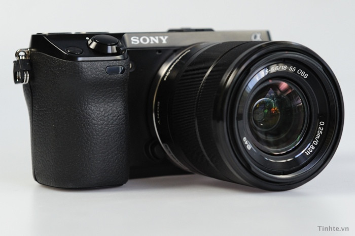 Đoạn tay cầm nhô ra khá nhiều và được dán cao su đen nhám giống như các máy chuyên nghiệp. Cầm trên tay chỗ này rất là thích. Thích hơn và chắc hơn so với hầu hết các máy nhỏ nhẹ khác. Đoạn tay cầm nhô ra khá nhiều và được dán cao su đen nhám giống như các máy chuyên nghiệp. Cầm trên tay chỗ này rất là thích. Thích hơn và chắc hơn so với hầu hết các máy nhỏ nhẹ khác.