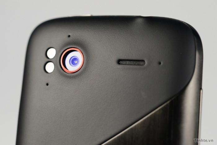 Phía trên, ở camera ta cũng thấy màu đỏ, một vòng tròn nhỏ xung quanh Camera trước đây là màu kim loại. Giờ thì sơn đỏ. Phía trên, ở camera ta cũng thấy màu đỏ, một vòng tròn nhỏ xung quanh Camera trước đây là màu kim loại. Giờ thì sơn đỏ.