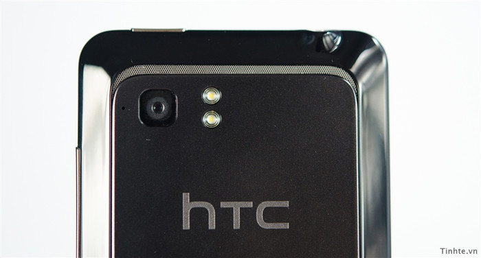 Loa ngoài, camera 8 MP và 2 đèn Flash LED Loa ngoài, camera 8 MP và 2 đèn Flash LED